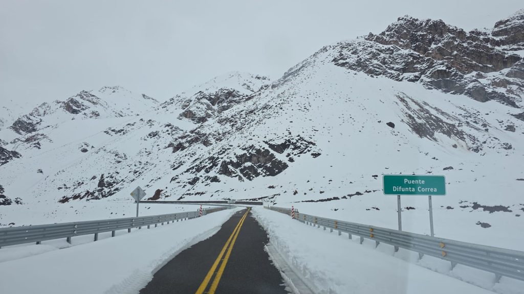 Maquinaria realizando labores de despeje de nieve en la alta cordillera de la Ruta 41-CH hacia Argentina