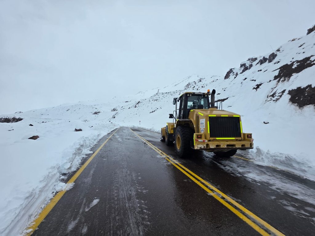 Maquinaria realizando labores de despeje de nieve en la alta cordillera de la Ruta 41-CH hacia Argentina