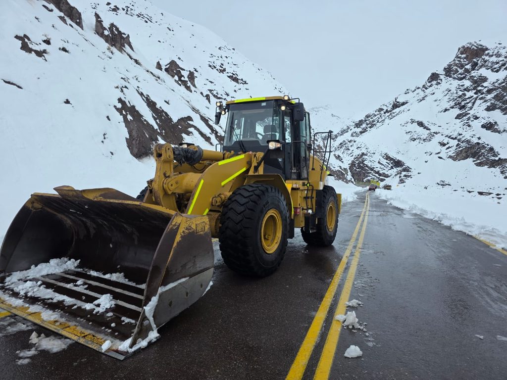 Maquinaria realizando labores de despeje de nieve en la alta cordillera de la Ruta 41-CH hacia Argentina