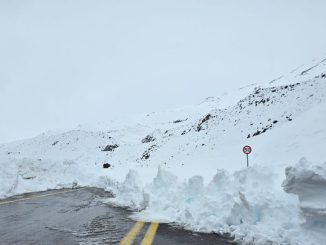 Maquinaria realizando labores de despeje de nieve en la alta cordillera de la Ruta 41-CH hacia Argentina