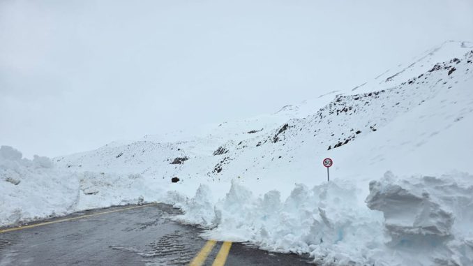 Maquinaria realizando labores de despeje de nieve en la alta cordillera de la Ruta 41-CH hacia Argentina