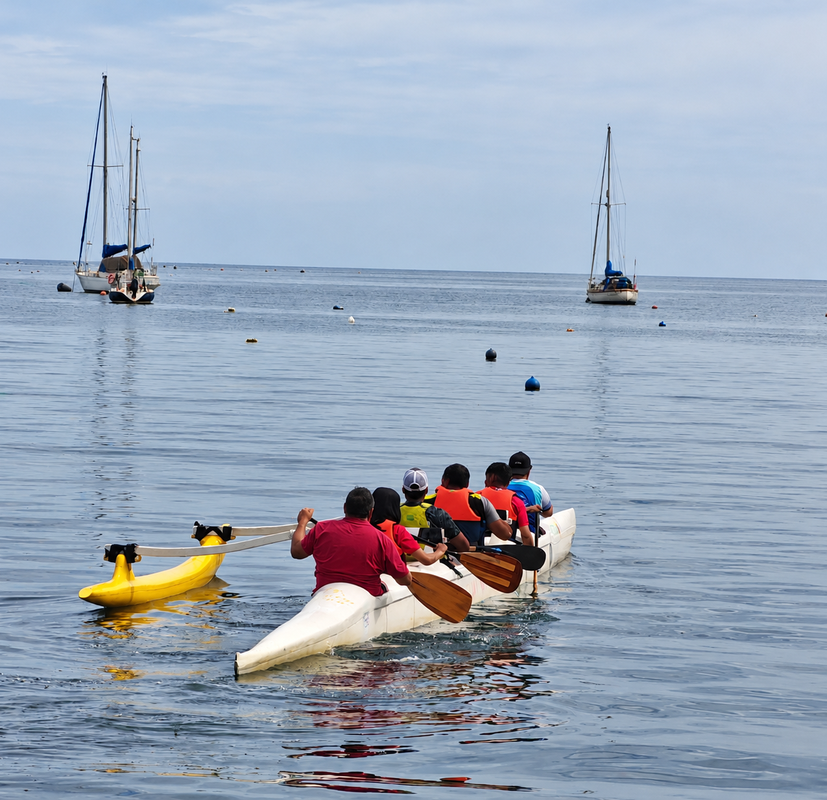 Jóvenes practicando canotaje polinésico en La Herradura como parte de un programa de reinserción social juvenil en Coquimbo.