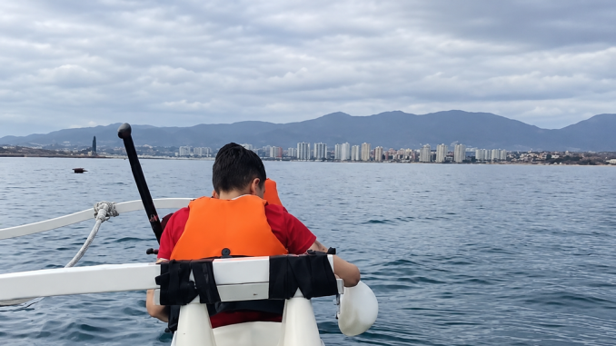 Jóvenes practicando canotaje polinésico en La Herradura como parte de un programa de reinserción social juvenil en Coquimbo.