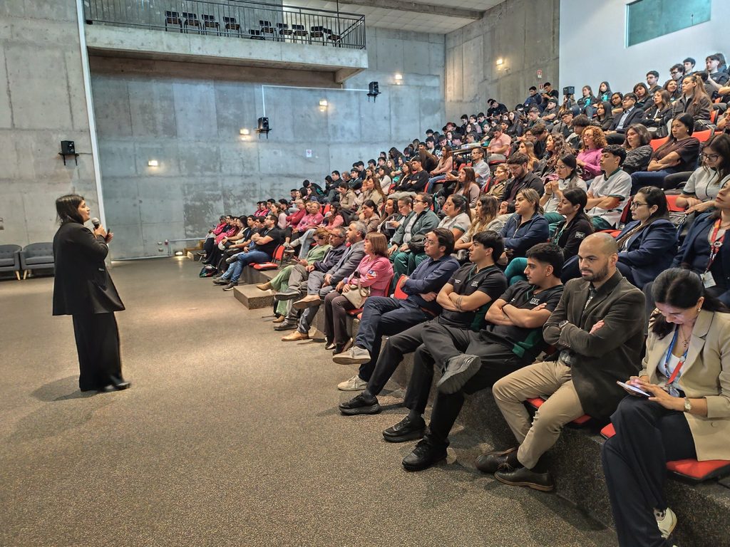 Asistentes y autoridades reunidos en la IV Jornada Interdisciplinaria de Oncología y Rehabilitación en La Serena