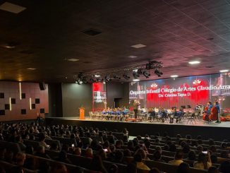 Jóvenes músicos tocando en el Encuentro de Orquestas Sinfónicas en Coquimbo