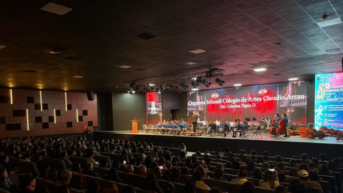 Jóvenes músicos tocando en el Encuentro de Orquestas Sinfónicas en Coquimbo