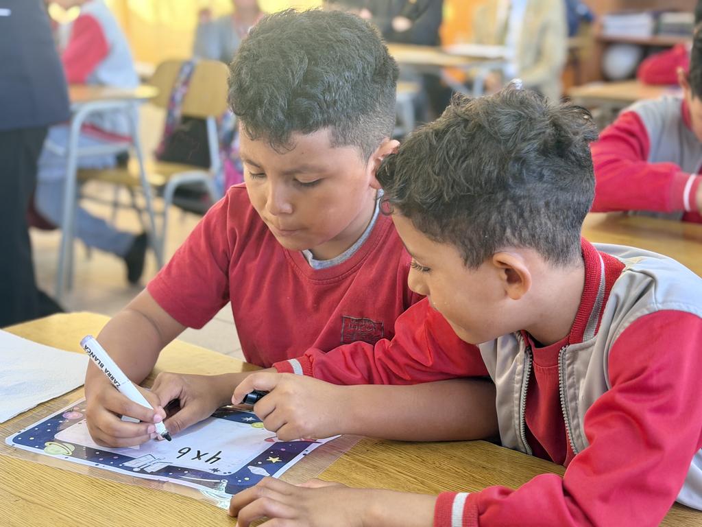 Autoridades de educación visitan una clase en el Colegio Japón de La Serena para conocer sus avances metodológicos.