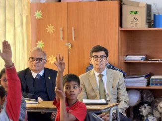 Autoridades de educación visitan una clase en el Colegio Japón de La Serena para conocer sus avances metodológicos.