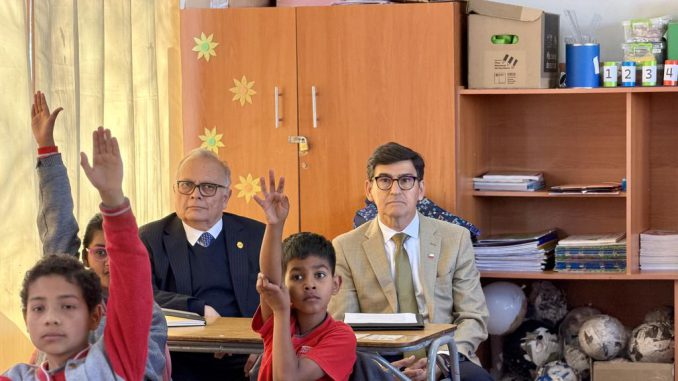 Autoridades de educación visitan una clase en el Colegio Japón de La Serena para conocer sus avances metodológicos.