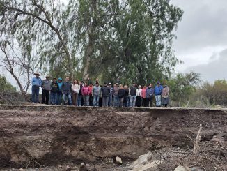 Trabajadores y vecinos revisando los daños del socavón en la ruta de La Isla de Combarbalá tras las lluvias.