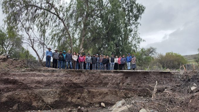 Trabajadores y vecinos revisando los daños del socavón en la ruta de La Isla de Combarbalá tras las lluvias.