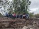Trabajadores y vecinos revisando los daños del socavón en la ruta de La Isla de Combarbalá tras las lluvias.