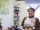 Madre sonriente trabajando en su emprendimiento de repostería en Coquimbo en honor a su hijo