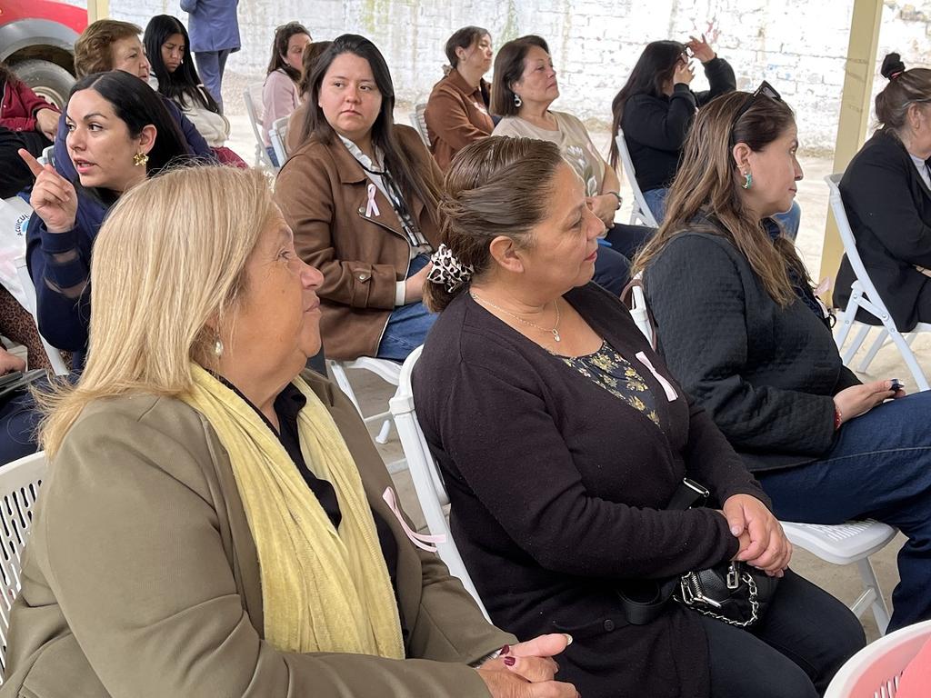 Autoridades y mujeres emprendedoras participando en la jornada de salud y feria en la Delegación Presidencial de Choapa