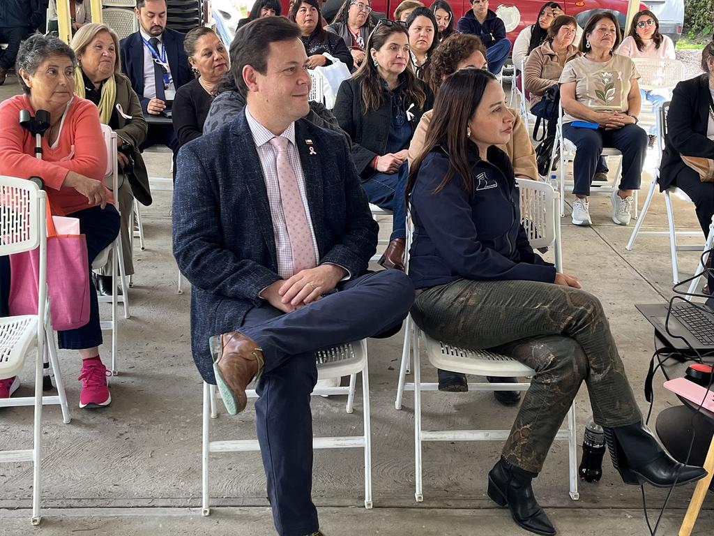 Autoridades y mujeres emprendedoras participando en la jornada de salud y feria en la Delegación Presidencial de Choapa
