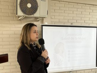 Autoridades y mujeres emprendedoras participando en la jornada de salud y feria en la Delegación Presidencial de Choapa