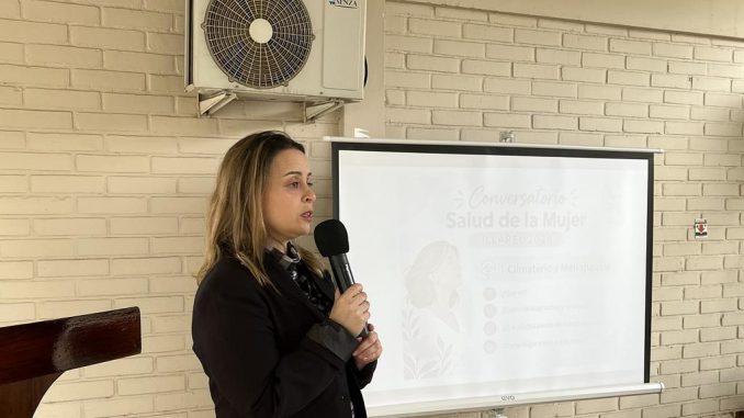 Autoridades y mujeres emprendedoras participando en la jornada de salud y feria en la Delegación Presidencial de Choapa