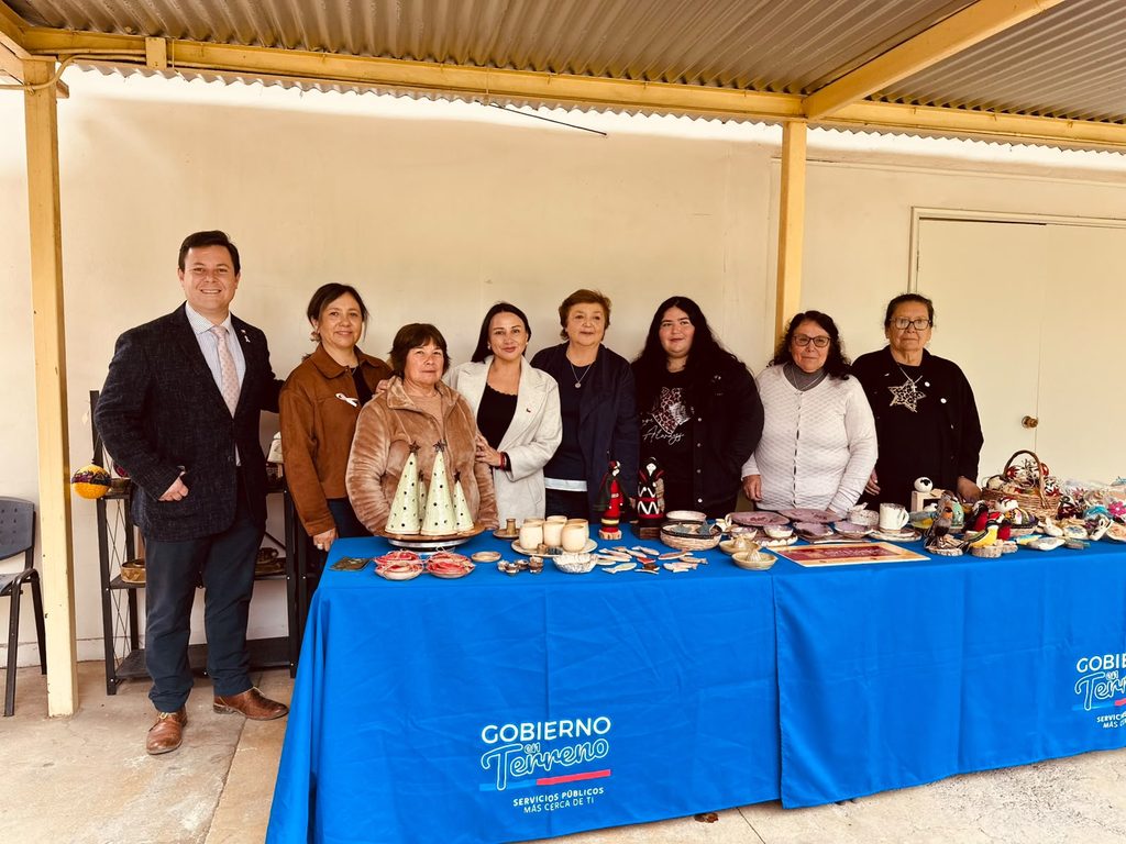 Autoridades y mujeres emprendedoras participando en la jornada de salud y feria en la Delegación Presidencial de Choapa