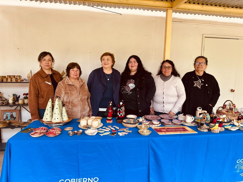 Autoridades y mujeres emprendedoras participando en la jornada de salud y feria en la Delegación Presidencial de Choapa