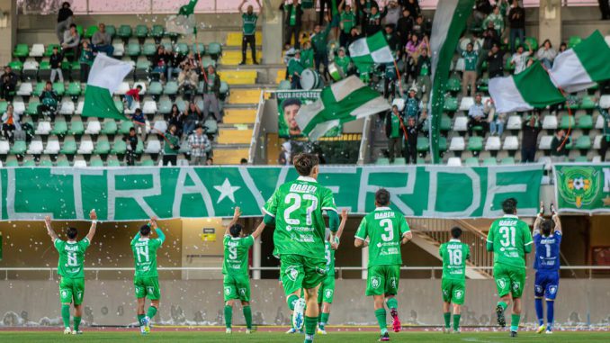 Plantel de Deportes Ovalle celebrando en el campo de juego durante la temporada 2026.