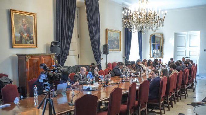 Integrantes del nuevo Consejo Nacional de CONADI reunidos en el Palacio de la Moneda