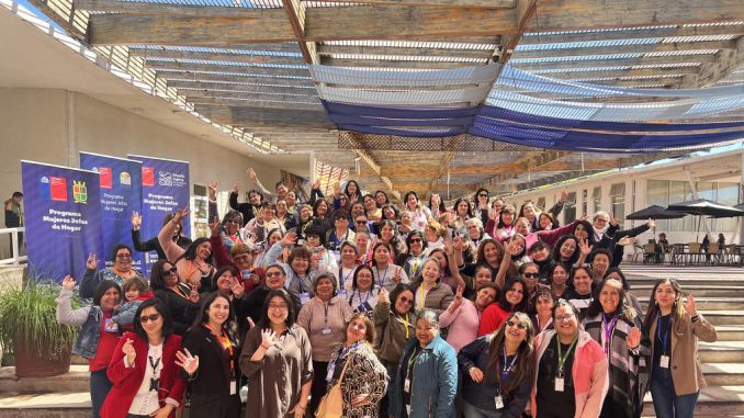 Participantes del Programa Mujeres Jefas de Hogar reunidas en el encuentro provincial en Monte Patria