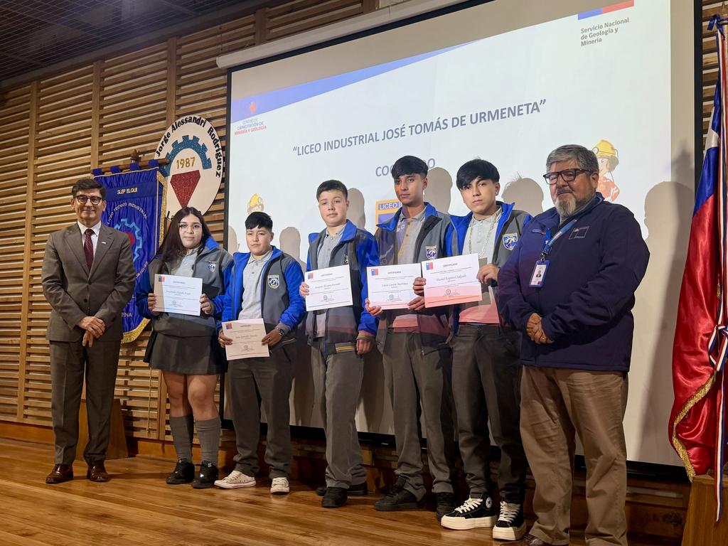 Estudiantes de la Región de Coquimbo recibiendo su certificación como Monitores de Seguridad Minera en una emotiva ceremonia.