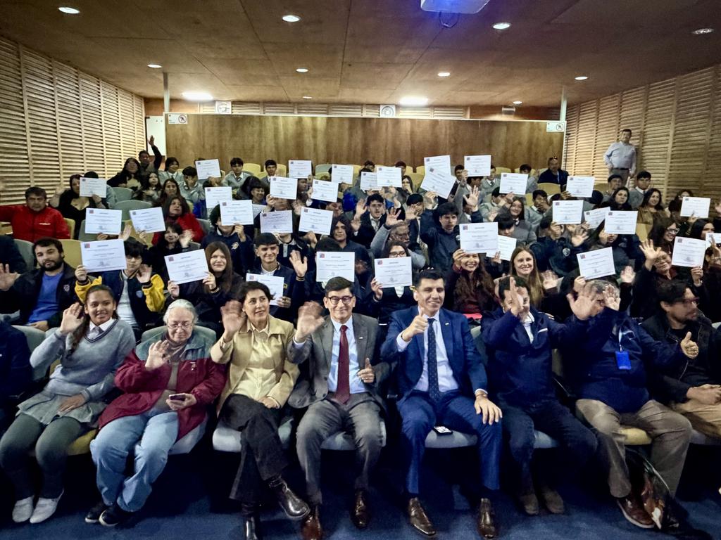 Estudiantes de la Región de Coquimbo recibiendo su certificación como Monitores de Seguridad Minera en una emotiva ceremonia.