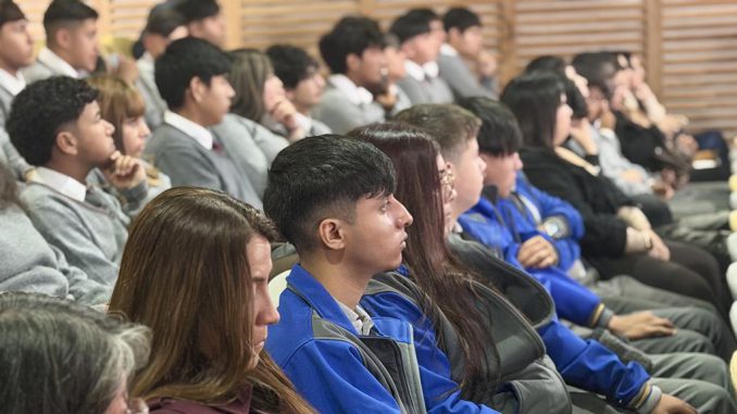 Estudiantes de la Región de Coquimbo recibiendo su certificación como Monitores de Seguridad Minera en una emotiva ceremonia.
