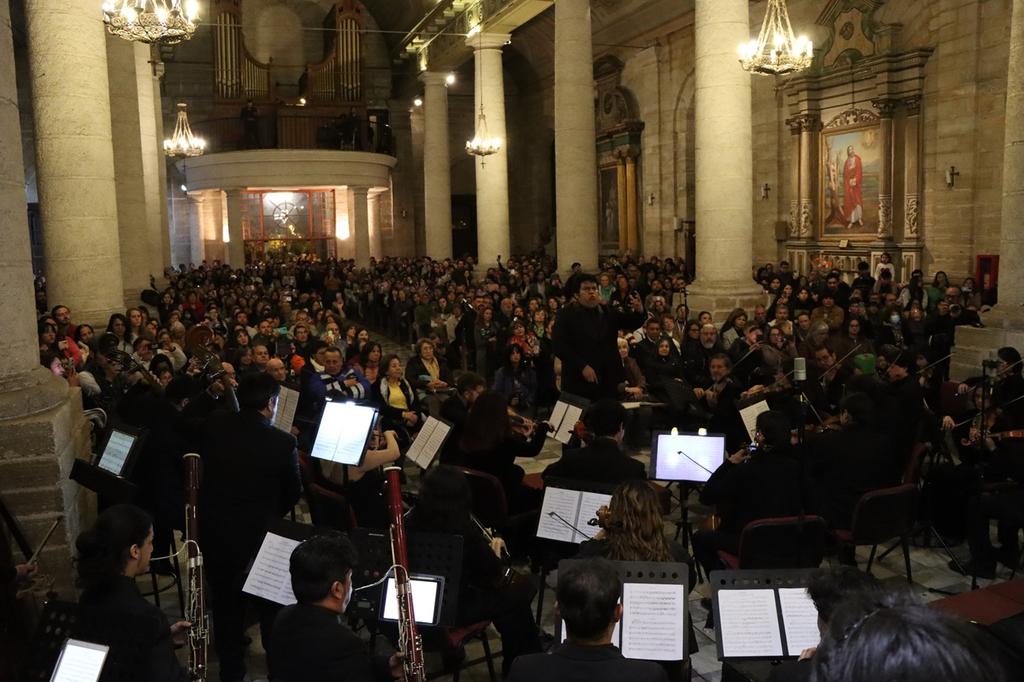Orquesta Filarmonica Antena tocando en el Teatro Municipal de La Serena