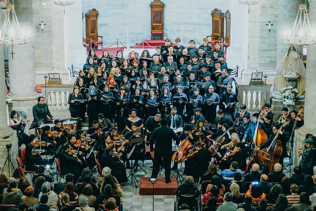 Orquesta Filarmonica Antena tocando en el Teatro Municipal de La Serena