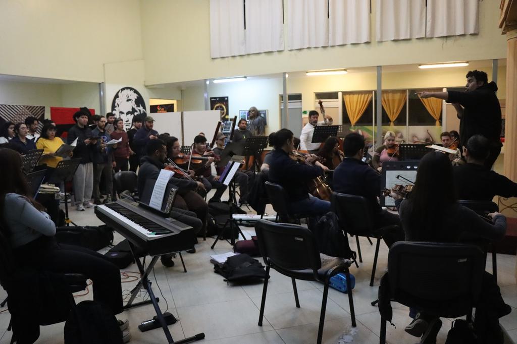 Orquesta Filarmonica Antena tocando en el Teatro Municipal de La Serena