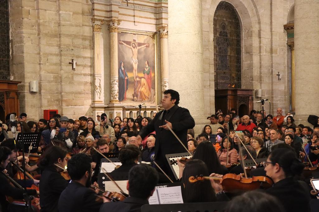 Orquesta Filarmonica Antena tocando en el Teatro Municipal de La Serena