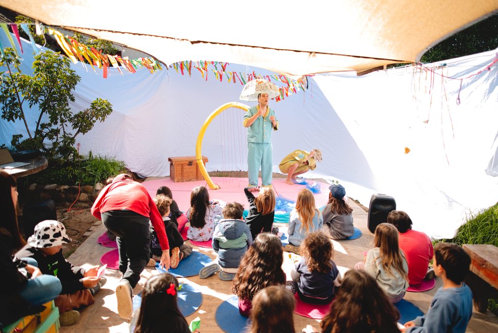 Actores interactuando en la obra de teatro infantil Bajo un cobijo de colores de la Fundación Círculo Remolino.