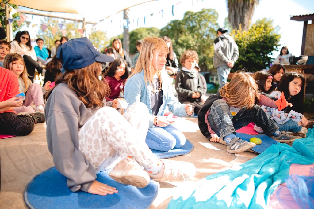 Actores interactuando en la obra de teatro infantil Bajo un cobijo de colores de la Fundación Círculo Remolino.