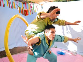 Actores interactuando en la obra de teatro infantil Bajo un cobijo de colores de la Fundación Círculo Remolino.