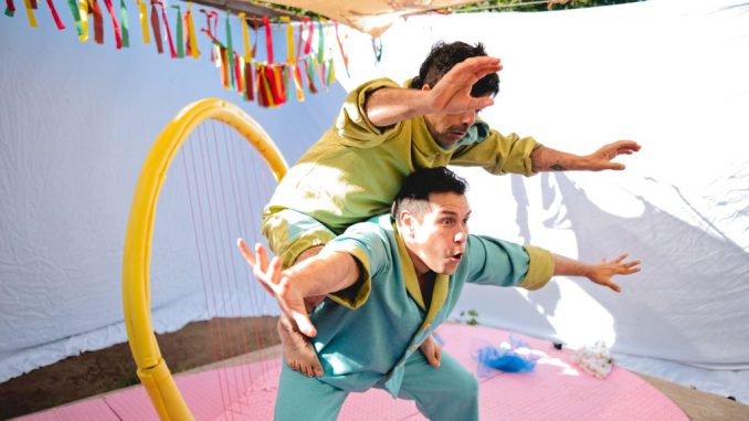 Actores interactuando en la obra de teatro infantil Bajo un cobijo de colores de la Fundación Círculo Remolino.