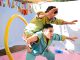 Actores interactuando en la obra de teatro infantil Bajo un cobijo de colores de la Fundación Círculo Remolino.
