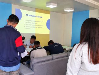 Jóvenes participando en el taller de capacitación laboral impartido por Fundación Reinventarse en Coquimbo