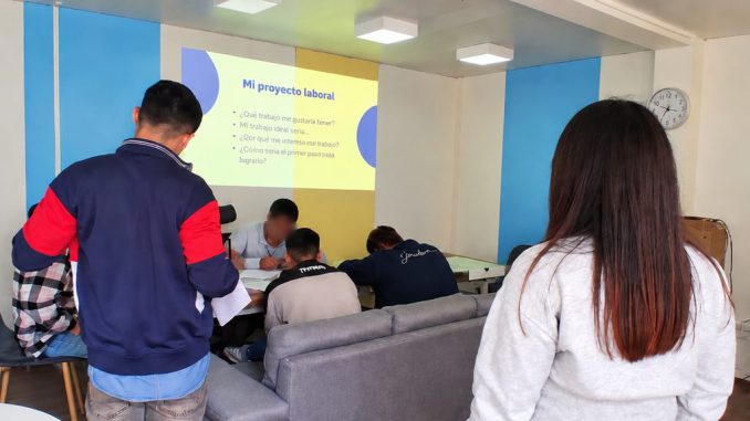 Jóvenes participando en el taller de capacitación laboral impartido por Fundación Reinventarse en Coquimbo
