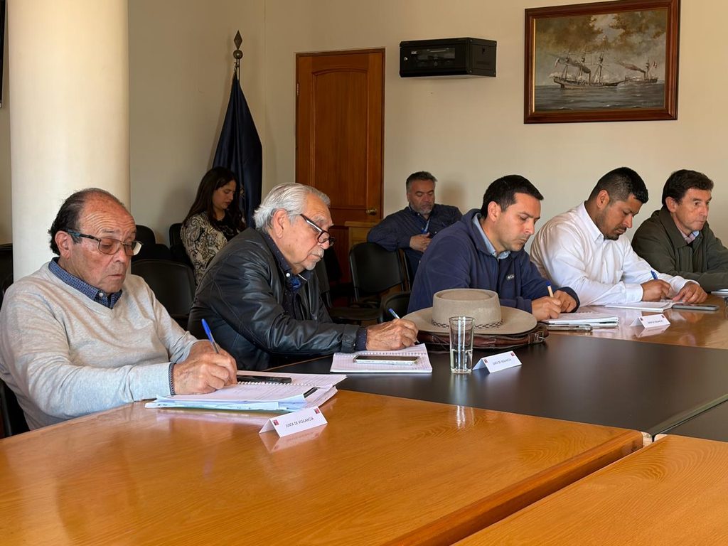 Autoridades regionales y agricultores inspeccionan canales de riego afectados por las lluvias en Coquimbo