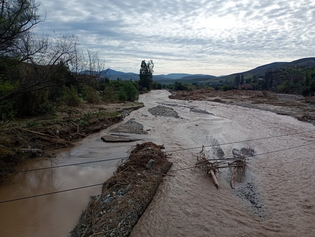 Autoridades regionales y agricultores inspeccionan canales de riego afectados por las lluvias en Coquimbo