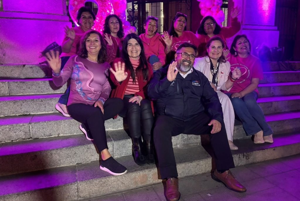 Edificio del Gobierno Regional de Coquimbo iluminado de rosado por el mes del cáncer de mama