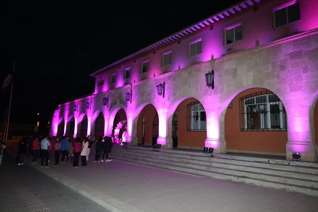Edificio del Gobierno Regional de Coquimbo iluminado de rosado por el mes del cáncer de mama