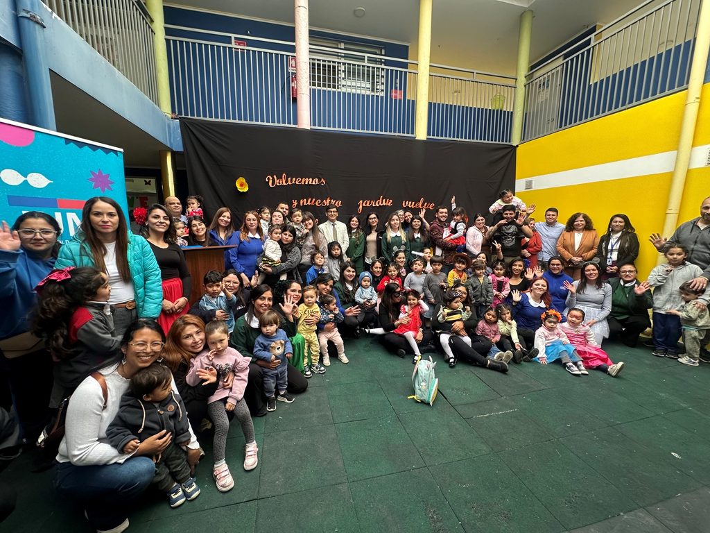 Niños y educadoras celebrando la reapertura del Jardin Infantil Max Schmidt en La Serena