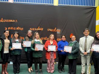 Niños y educadoras celebrando la reapertura del Jardin Infantil Max Schmidt en La Serena