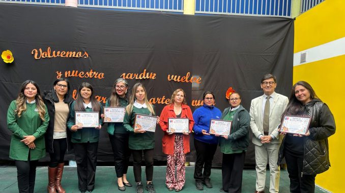 Niños y educadoras celebrando la reapertura del Jardin Infantil Max Schmidt en La Serena