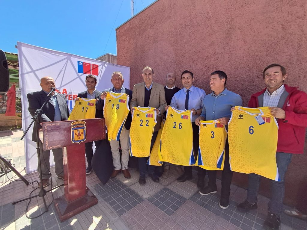 Ceremonia de entrega de obras de remodelación en la Casa del Deportista de Vicuña con autoridades y deportistas locales.
