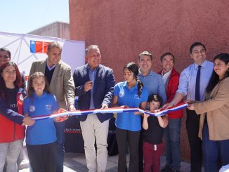 Ceremonia de entrega de obras de remodelación en la Casa del Deportista de Vicuña con autoridades y deportistas locales.