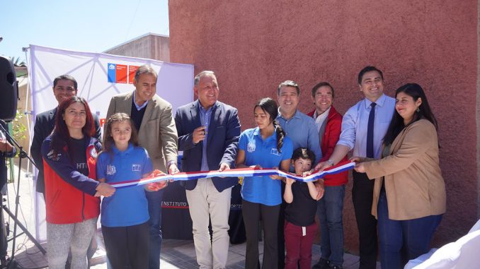 Ceremonia de entrega de obras de remodelación en la Casa del Deportista de Vicuña con autoridades y deportistas locales.